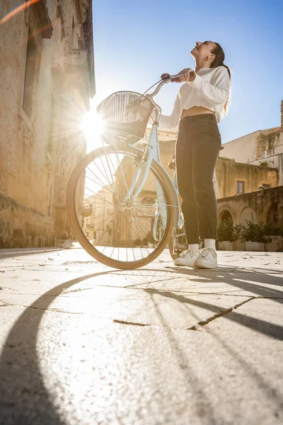 Giovane Donna Bicicletta Una Giornata Sole Esplora Città Italia Guardando — Foto Stock