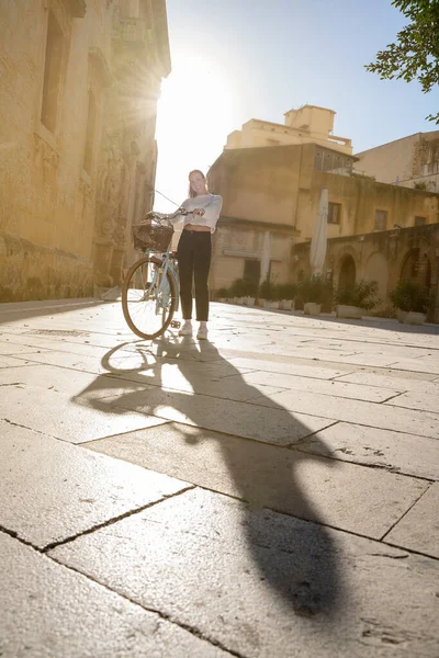 Andando Com Bicicleta Dia Ensolarado Uma Pausa Para Cidade — Fotografia de Stock