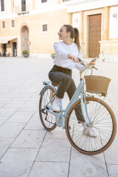 Helkroppsporträtt Vacker Ung Kvinna Avslappnad Klädd Med Retro Cykel Utomhus Stockbild