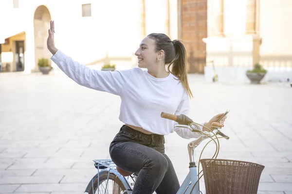 Vackra Unga Kvinnor Med Cykel Tittar Bort Stockbild