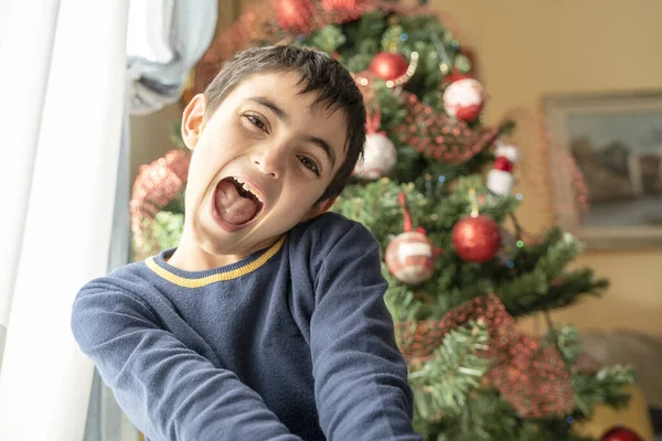 Χριστουγεννιάτικο Παιδί Ευτυχισμένο Αγόρι Παιδί Κάθεται Μπροστά Στο Χριστουγεννιάτικο Δέντρο — Φωτογραφία Αρχείου