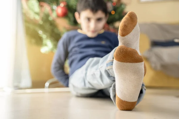 Dětská Noha Vánočních Ponožkách Ležící Vánočního Stromku Užívající Vánoční Čas — Stock fotografie