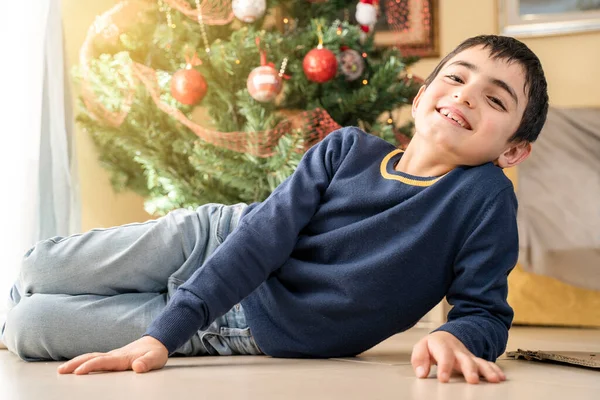 Ευτυχισμένο Νεαρό Αγόρι Γιορτάζει Χριστούγεννα Κοντά Ένα Χριστουγεννιάτικο Δέντρο — Φωτογραφία Αρχείου