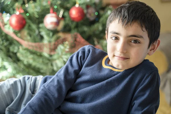 Pequeño Chico Caucásico Relajado Casa Estado Ánimo Navidad —  Fotos de Stock