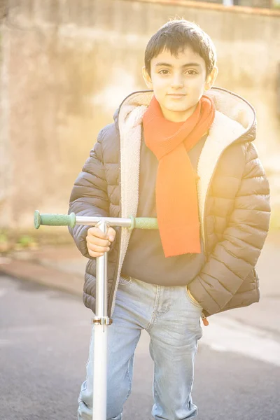 Πορτρέτο Του Μικρού Αγοριού Σκούτερ Ώθηση Του Στην Πόλη — Φωτογραφία Αρχείου