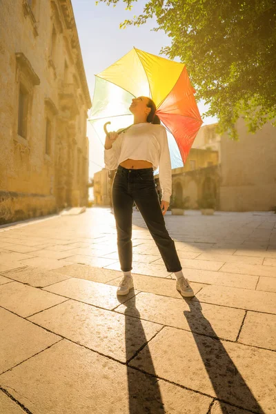 Donna Verticale Sorridente Con Ombrello Arcobaleno All Aperto Paese Mediterraneo — Foto Stock