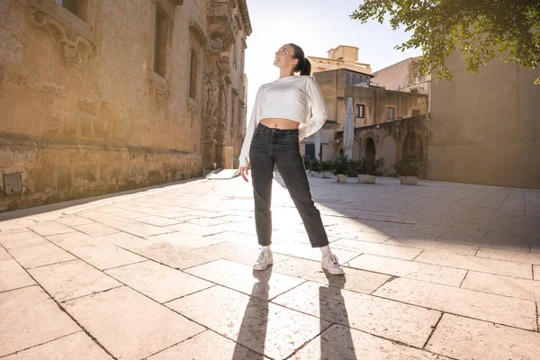 Full Length Ritratto Giovane Donna Una Piazza Nel Paese Mediterraneo — Foto Stock