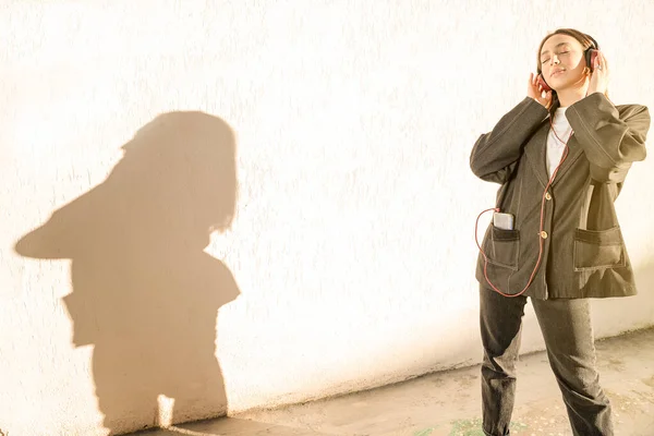 Dışarıdaki Seksi Genç Kız Siyah Gölgeli Beyaz Duvarın Yanındaki Müziği — Stok fotoğraf