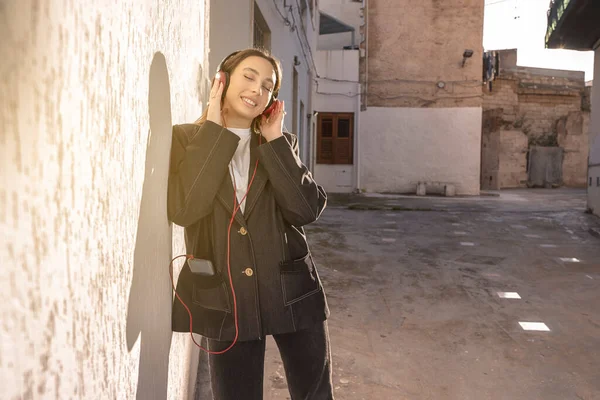Νεαρή Μελαχρινή Γυναίκα Ονειρεύεται Αυτοπεποίθηση Ακούγοντας Μουσική Στο Δρόμο — Φωτογραφία Αρχείου