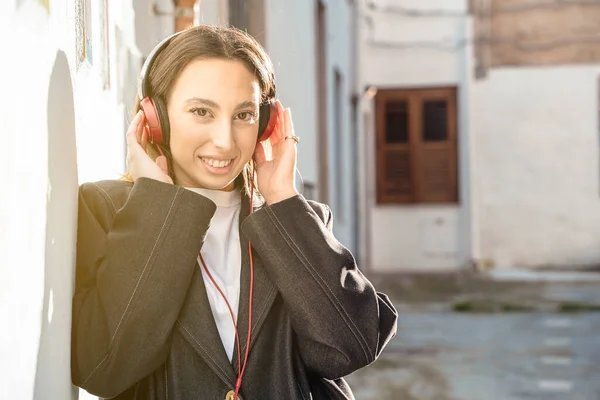 Bella Ragazza Che Ascolta Musica Con Cuffie Sorridenti Foto Stock