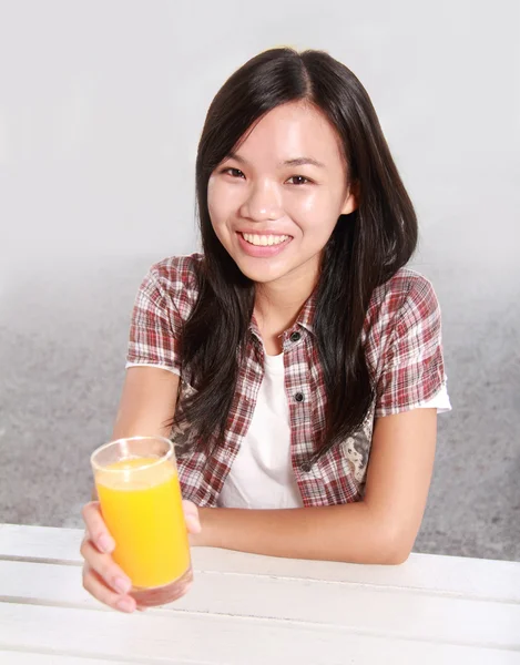 Dame hält ein Glas Orangensaft in der Hand — Stockfoto