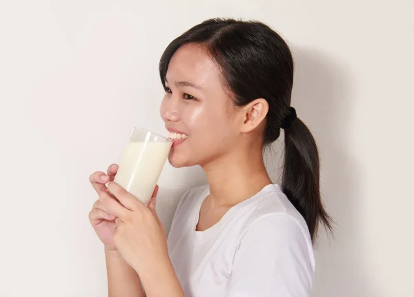 ミルクのガラスを飲む女 — ストック写真