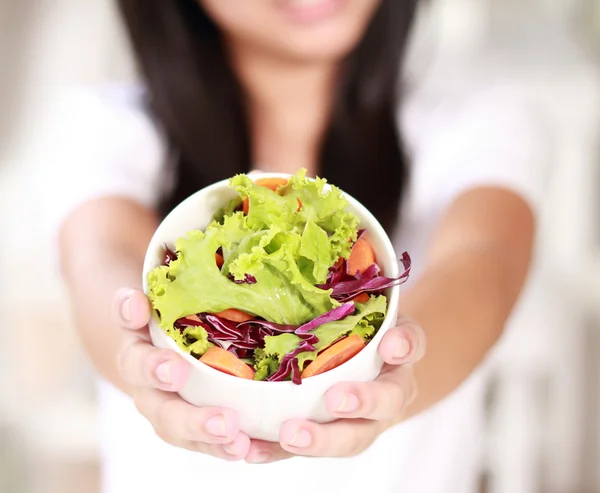 Salatschüssel in Frauenhand — Stockfoto