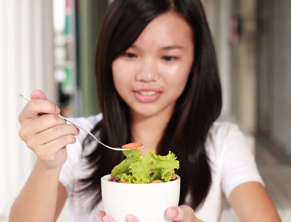Lady eat vegetable salad on the restaurant — Stok fotoğraf