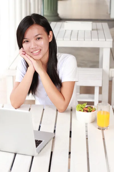 Businesswoman working on laptop at cafe — ストック写真