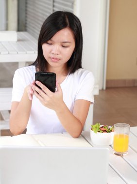 genç bayan ile smartphone