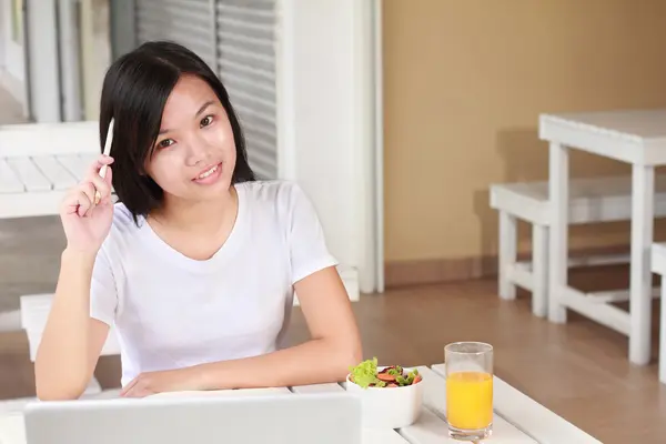 Businesswoman working on laptop at cafe — ストック写真