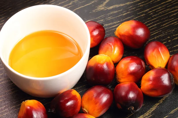 Oil palm fruit and cooking oil — Stock Photo, Image