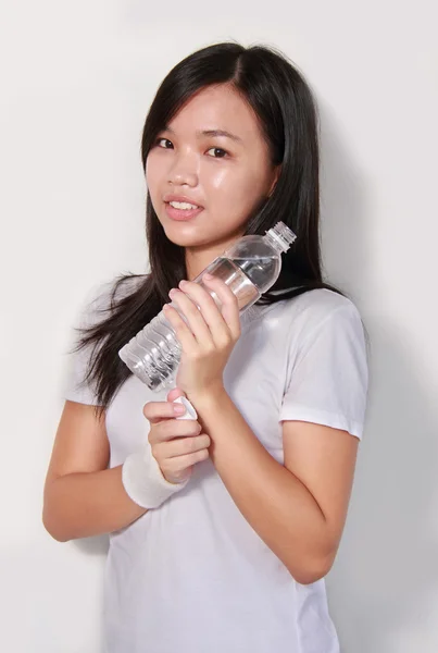 Lady holding bottle of water — Stockfoto