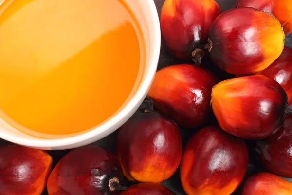 Owoc palmy olejowej i olej do smażenia — Zdjęcie stockowe