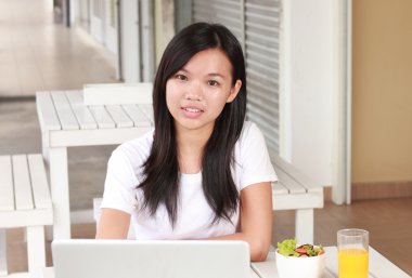 Kafede dizüstü bilgisayar üzerinde çalışan iş kadını