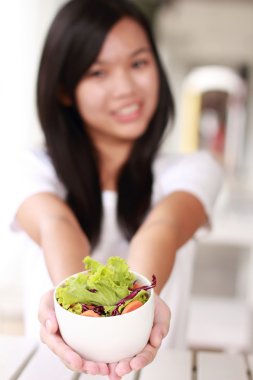 Bayan holding kase taze salata ile