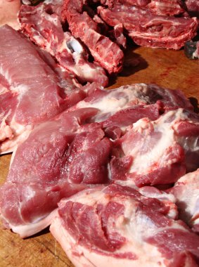 pişmemiş domuz eti