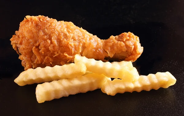 Stekt kyckling och pommes frites — Stockfoto