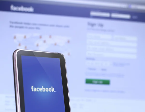 Pagina web Facebook su smartphone e laptop — Foto Stock