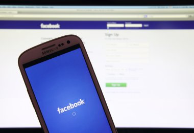 Facebook Web sayfasında smartphone ve dizüstü