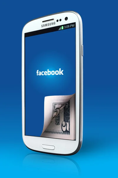 Smartphone cep telefonu ile Facebook simgesi — Stok fotoğraf