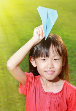 Kağıt Uçak ile çocuk