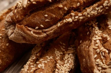 Yakından tohumlu siyah ekmek. Somunlar, yemek, susam, ev yapımı, fırın, hamur.