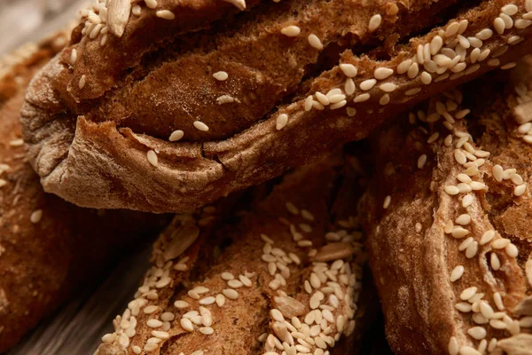 Yakından tohumlu siyah ekmek. Somunlar, yemek, susam, ev yapımı, fırın, hamur.