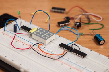 breadboard üzerinde elektrik devre test