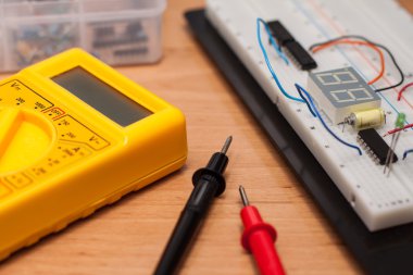 breadboard üzerinde elektrik devre test