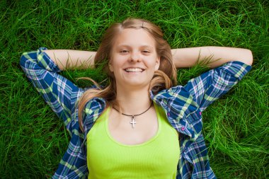 genç kızın rahatlatıcı çim