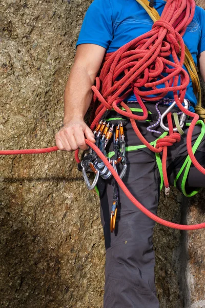 Climber holding red climbing rope — Stock Photo, Image