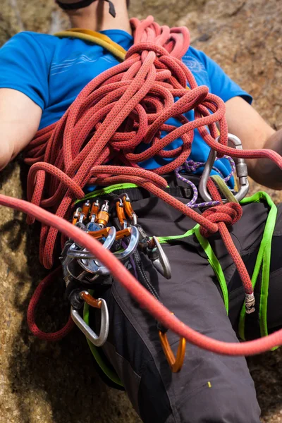 Climber holding red climbing rope — Stock Photo, Image