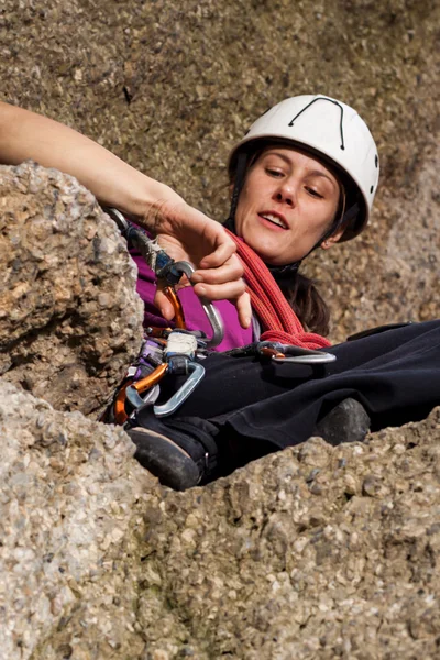 Woman during climbing the mountain — Stock Photo, Image