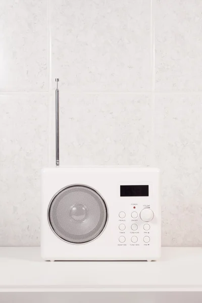 Biała łazienka nowoczesne radio — Zdjęcie stockowe