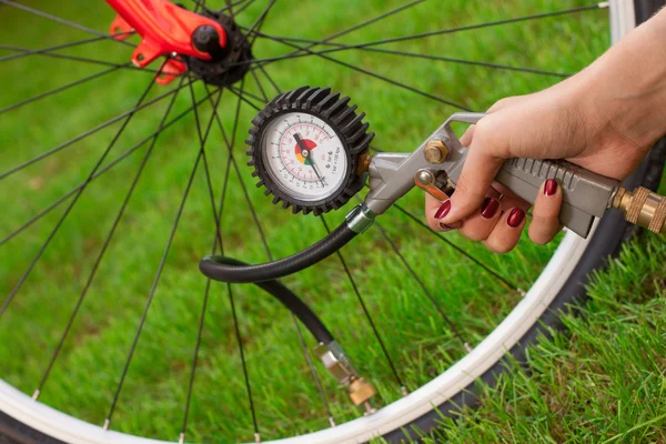 Bisiklet ve hava kompresörü — Stok fotoğraf