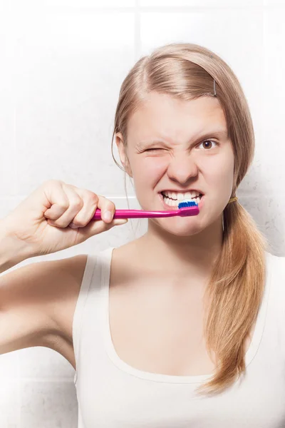 Giovane ragazza si sta preparando per la pulizia dei denti — Foto Stock