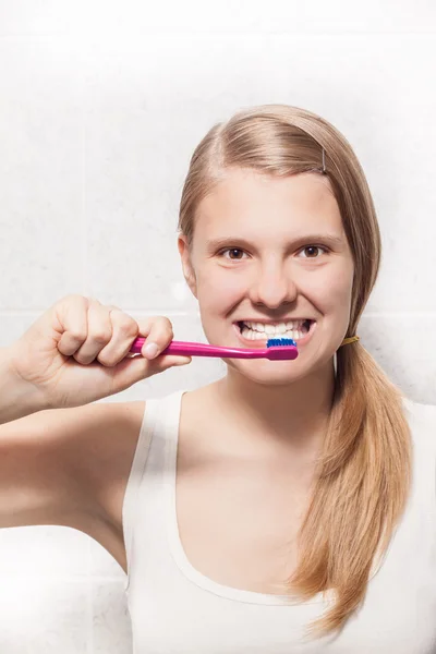 Unga flickan förbereder sig för rengöring av tänder — Stockfoto