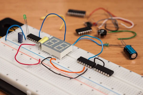 Testování elektrických obvodů na prkénko na krájení — Stock fotografie