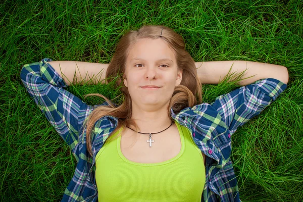 Jeune fille se détendre dans l'herbe — Photo