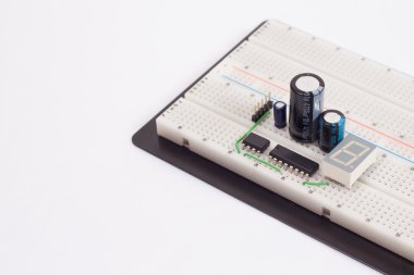 izole beyaz zemin üzerine breadboard üzerinde elektrik devresi