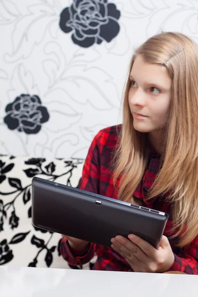 Adolescente está trabajando en la tableta y sentado frente a la flor te — Foto de Stock