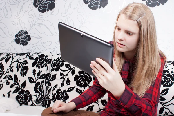 Adolescente está trabajando en la tableta y sentado frente a la flor te — Foto de Stock