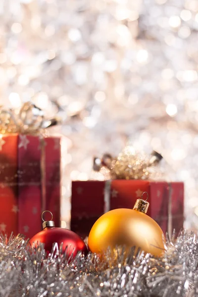 クリスマス ボールと抽象的な明るい背景にギフト — ストック写真
